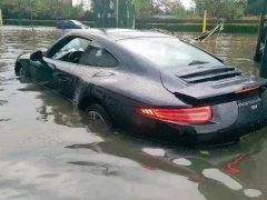 車(chē)在水里熄火要大修嗎(車(chē)輛涉水后二次打火有沒(méi)有事)