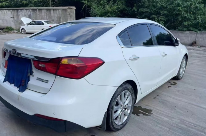 右轉(zhuǎn)車輛和直行車輛誰(shuí)應(yīng)該先行