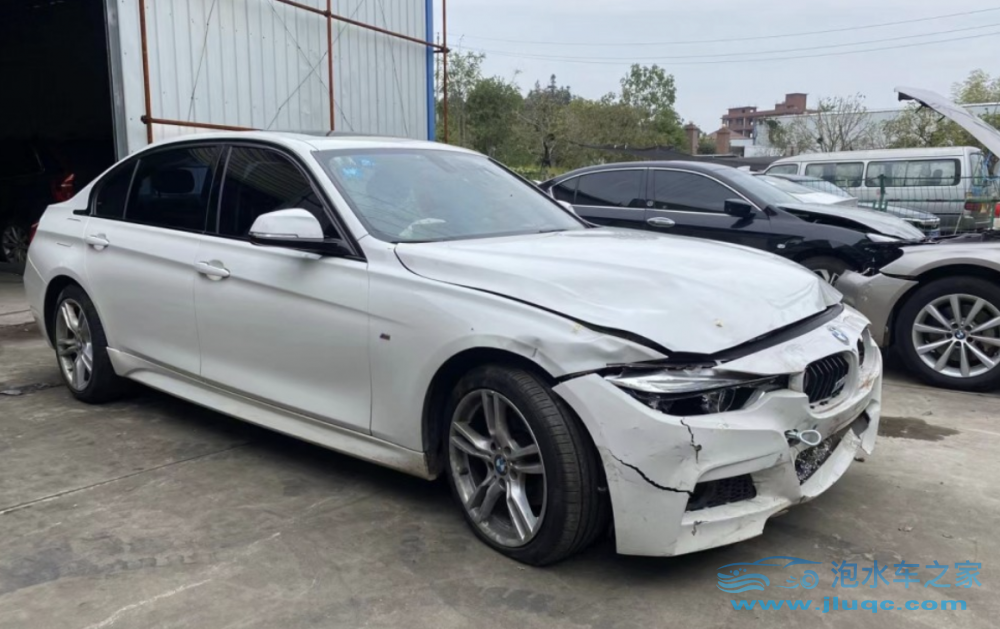汽車后視鏡如何調(diào)節(jié)