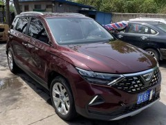 車子看起來左低右高是什么原因？