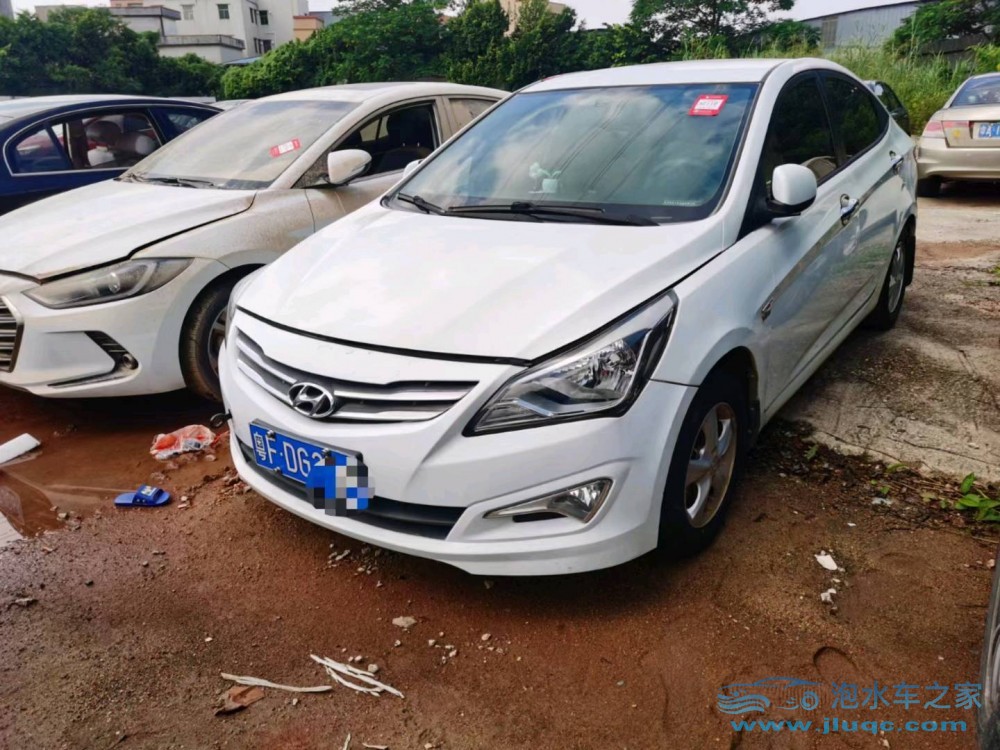 15年現(xiàn)代瑞納泡水車(chē)