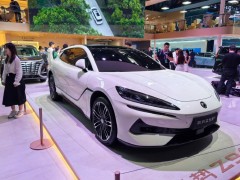 騰勢Z9GT：彎管設(shè)計(jì)完美  空間配置寬敞！