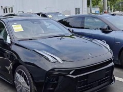 領(lǐng)克03冠軍版正式上市新增的紫色車，漆碳纖維尾翼、智能座艙