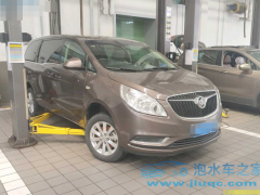 當(dāng)你不小心和車一起落水，車泡水了應(yīng)該如何自救？