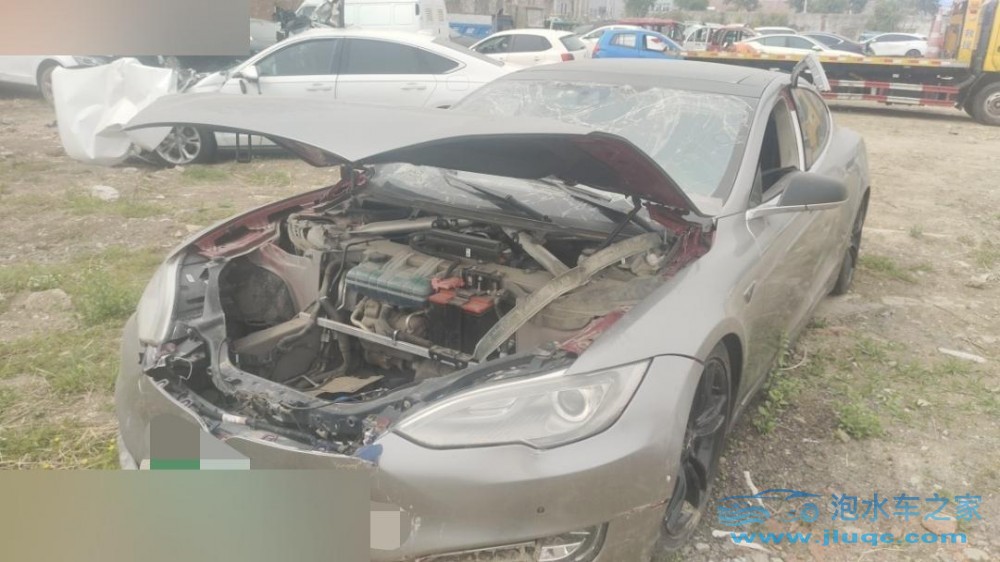 16年特斯拉MODEL S泡水車