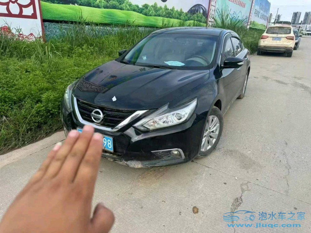 17年日產(chǎn)天籟泡水車