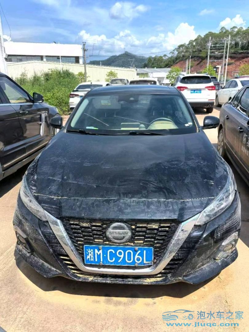20年日產(chǎn)天籟泡水車