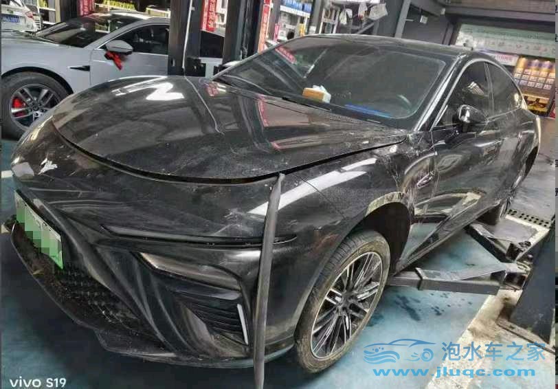 24年哪吒汽車哪吒U泡水車